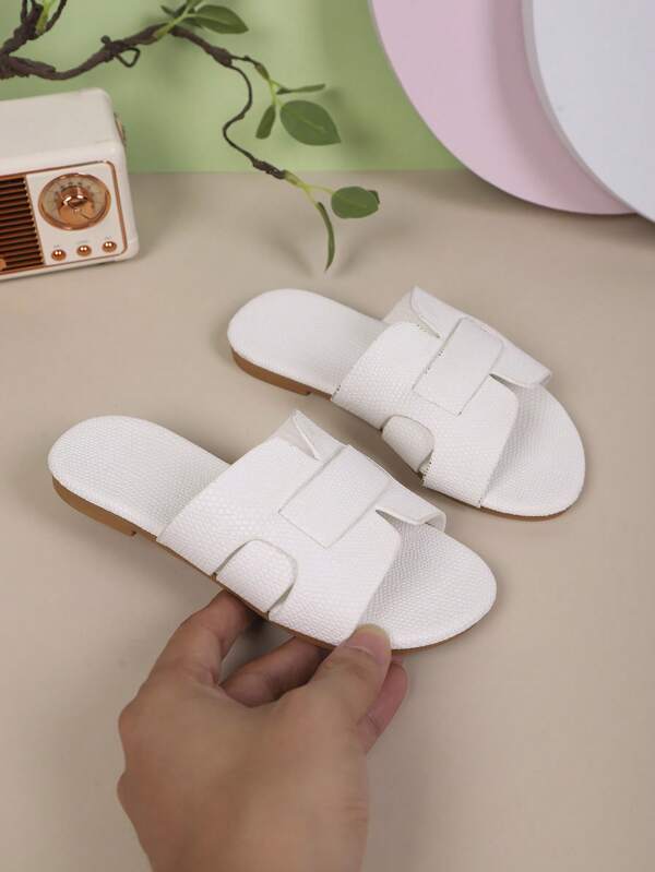 Un par de zapatos frescos con corte en H de color rosa, marrón, blanco y negro para niñas. Nuevo estilo de verano 2025, versátil, cómodo, de moda para la playa, exteriores y pantuflas frescas con suela antideslizante