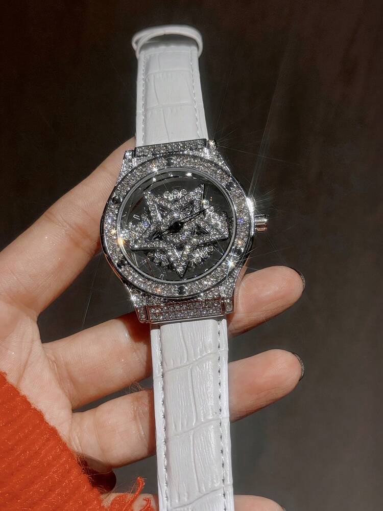 这款时尚透明底盖镶钻女士腕表采用可旋转星空表盘设计、不锈钢表壳、白色皮表带和防水石英机芯，是送给女士的绝佳礼物，也适合日常佩戴。 - 白色 - 查看 6