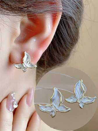1 par de pendientes de mariposa blanca, pendientes minimalistas de circonita pequeños adecuados para el uso diario de las mujeres, joyería de moda