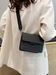 时尚羊毛翻盖方形女士单肩包，经典纯色绗缝斜挎口红收纳包复古新款 PU 皮革化妆品单肩包方形钱包配有可调节宽肩带手提包，适合户外 - 黑色 - 查看 2