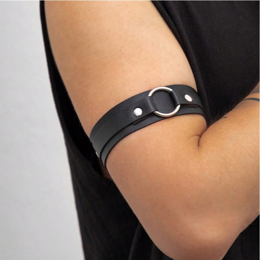 1pc Men Sexy PU Leather Arm Band With Metal Rings,Punk Style Armlet,Clothing Accessories Halloween Accessories, Halloween Costumes Autumn-Winter Accessories Halloween Costume,Suitable For Teens, Youth,Men,Casual, Outdoor, Athletic, Vacation, Graduation Gifts, Birthday, Daily Wear