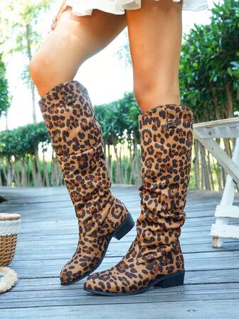 Sexiga damstövlar i europeisk stil, höst/vinter nya tjocka klackstövlar, leopardtryck i retro brittisk stil över knäna svarta runda tåskor med pull-on-motiv