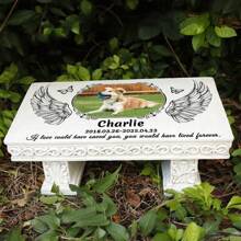 个性化纪念宠物长凳墓碑 - 标记姓名、日期和衷心的话语 - 耐候树脂纪念牌匾，优雅的边缘设计 - 作为已故宠物的礼物，极其舒适 - 实用的户外宠物纪念品，具有花卉图案和高品质包装