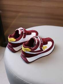Une paire de chaussures de sport douces et mignonnes pour enfants avec fermeture à boucle et à scratch, design anti-coup et anti-choc, combinaison de couleurs raffinée. Convient aux garçons et aux filles pour porter à l'intérieur et à l'extérieur, pendant les festivals, à l'école, en vacances et tout au long des quatre saisons.
