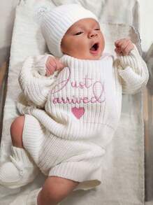 新生儿刺绣针织连体衣及毛球帽套装，摄影道具及洗礼服