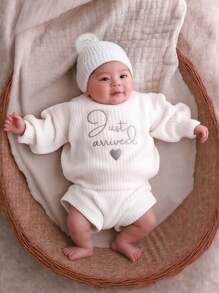 新生儿刺绣针织连体衣及毛球帽套装，摄影道具及洗礼服