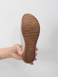 加大码夏季时尚休闲拖鞋，日常户外轻便舒适百搭银色褶皱纹理平底凉鞋，女士 - 銀色褶皺 - 查看 6