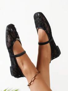 حذاء كاجوال مريح للنساء ذوات الحجم الكبير موديل خريف 2025 بتصميم مربع الأصبع مع تفاصيل دانتيل وورد، حذاء مسطح منفذ للهواء وفضفاض، متعدد الاستخدامات، أحذية بالية، ماري جين - الأسود - مشاهدة 2