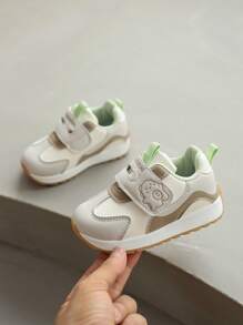 Une paire de chaussures de sport mignonne avec un design anti-coup et anti-collision, dotée de fermetures pratiques et d'impressions exquises. Elles conviennent à la fois aux garçons et aux filles, et sont parfaites pour les activités intérieures et extérieures, pour aller à l'école, jouer et partir en vacances toute l'année.