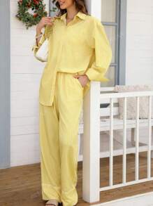 Ensemble chemise ample à rayures à manches longues avec épaules tombantes et unique boutonnage, et pantalon large style français décontracté, pour le printemps et l'été, DEEKA, couleur jaune papillon