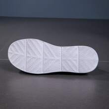 1 Pair Men's Breathable Mesh Thick Sole Sneakers, Casual Lace-Up Outdoor Shoes, Lightweight Low-Top Sports Shoes, Men's Soft Bottom Road Running Casual Sports Shoes, Lightweight & Comfortable Outdoor Travel Walking Shoes