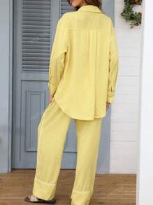 Ensemble chemise ample à rayures à manches longues avec épaules tombantes et unique boutonnage, et pantalon large style français décontracté, pour le printemps et l'été, DEEKA, couleur jaune papillon