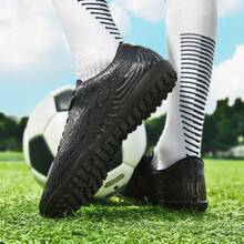 Talla: 39-44, Balones de fútbol de alto rendimiento para hombres de bajo rendimiento - Balines de entrenamiento de futbol unicolor con soporte para tobillo Top de PU ligera para partidos profesionales, adecuado para terrenos duros y campos de césped artificial [Botas de formación para fanáticos de la Copa Mundial] - Negro - Ver 5