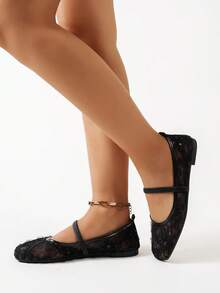 حذاء كاجوال مريح للنساء ذوات الحجم الكبير موديل خريف 2025 بتصميم مربع الأصبع مع تفاصيل دانتيل وورد، حذاء مسطح منفذ للهواء وفضفاض، متعدد الاستخدامات، أحذية بالية، ماري جين - الأسود - مشاهدة 4