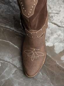 Botas vaqueras con hebilla western de media caña con remaches y bordado al frente 2 diferentes texturas tacón ancho y plataforma - Moka - Ver 9