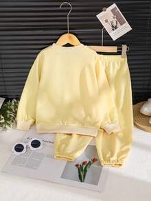 女童 2 件套刺繡圓領長袖衛衣 + 刺繡休閒錐形長褲，秋冬日常休閒保暖套裝 - 黃色 - 查看 3