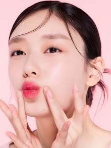 ETUDE Dear D 樱桃色唇彩 02，透气水润膜融合配方，保湿妆效，不粘腻镜面妆感，显色度更高，提亮暖色调肤色，持妆12小时，易于叠加，磁吸渐变粉盒，斜角唇刷，打造瞬间光泽感十足的职场妆容，易于涂抹，韩式彩妆，9克/0.32盎司