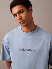 Calvin Klein Men's Relaxed Fit Logo T-Shirt | Breathable Cotton Short Sleeve Tee (40HM228_451) | Limited Stock - 霧霾藍 - 查看 2