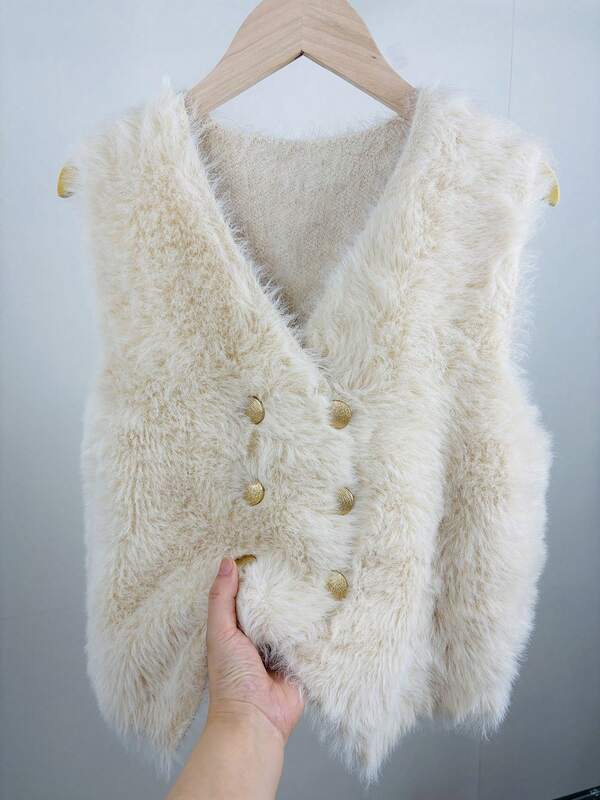 Damen Kuschelige Strickjacke ärmellos Kunstfell Mantel mit tiefem V-Ausschnitt und goldenen Knöpfen asymmetrisch normale Länge