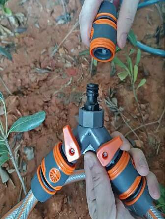 Set de dispensador/distribuidor de agua de tres vías - Con accesorios de conmutación rápida como válvulas de encendido/apagado, tuberías de Agua y mangueras, así como una entrada y dos válvulas distribuidoras de salida, adecuado para manguera de jardín, cuidado del césped e Irrigation para exteriores