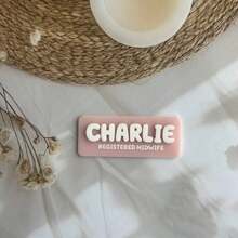 Spersonalizowane identyfikatory | Spersonalizowane identyfikatory imienne | Identyfikatory imienne | Edukatorzy | Pielęgniarstwo | Lekarze | Nauczyciele | Dentyści | Położne | Stażyści | Kawiarnie | Restauracje, Spersonalizowane identyfikatory służbowe, Identyfikatory służbowe, Spersonalizowane identyfikatory imienne, Akrylowe identyfikatory imienne, Prezenty dla pielęgniarek, Prezenty dla nauczycieli, Dodatki odzieżowe, Szykowna jesień, Użytkowy szyk