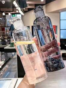 1个高品质时间刻度设计防漏便携式水瓶/水杯，适用于户外、办公室、露营、家庭和学校 - 大容量男女通用水杯 500ml/750ml，带车载支架，透明塑料防漏水瓶