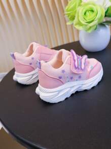 زوج من أحذية الأطفال الرضع المريحة والمتينة المزينة بالفراشات، مناسبة للبنات الصغيرات، للربيع/الخريف، مع إغلاق بالخطاف والحلقة للاستخدام الداخلي/الخارجي، عصرية وكاجوال ورياضية متعددة الاستخدامات