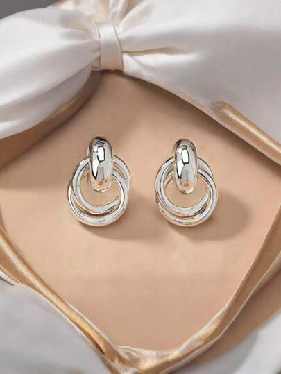 1 Paar modische und sehr beliebte, dreidimensional verdrehte silberfarbene Ohrringe. Mit ihrem einzigartigen verdrehten Design können sie das ganze Jahr über getragen werden und passen zu allen Outfit-Situationen.