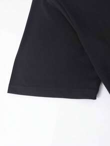 Una camiseta de hombre de manga corta ajustada con cuello redondo, con diseño casual, simple para el verano - Negro - Ver 3