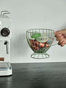 1个金属咖啡胶囊收纳架，杯形设计，黑色和金色可选，坚固的铁质结构，“COFFEE”标签装饰，非常适合咖啡角、厨房台面、家庭和咖啡馆使用 - 非常适合整理咖啡胶囊、日常冲泡必需品、派对聚会和节日聚会（圣诞节、咖啡爱好者日）