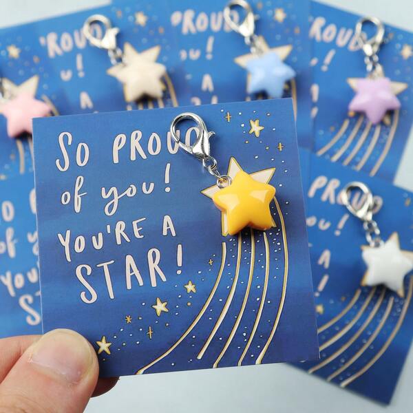 8 piezas de llaveros de estrella de resina en miniatura, incluye tarjetas inspiracionales "¡Estoy tan orgulloso de ti! Eres una estrella", regalo de aliento y elogio, ideal para cumpleaños, aniversario, graduación, vuelta al colegio, regalos de aliento, encantos de bolso, accesorios de coche, accesorios góticos y de Y2K, accesorios de Halloween, Día del Maestro