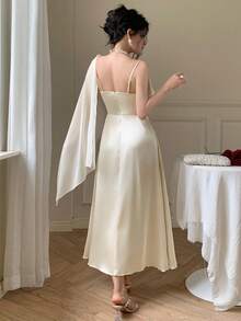 乳白色性感不对称垂坠领披肩设计 A 字形荷叶边下摆缎面优雅连衣裙，浪漫约会返校派对，返校，春夏新款女装 - 杏色 - 查看 4