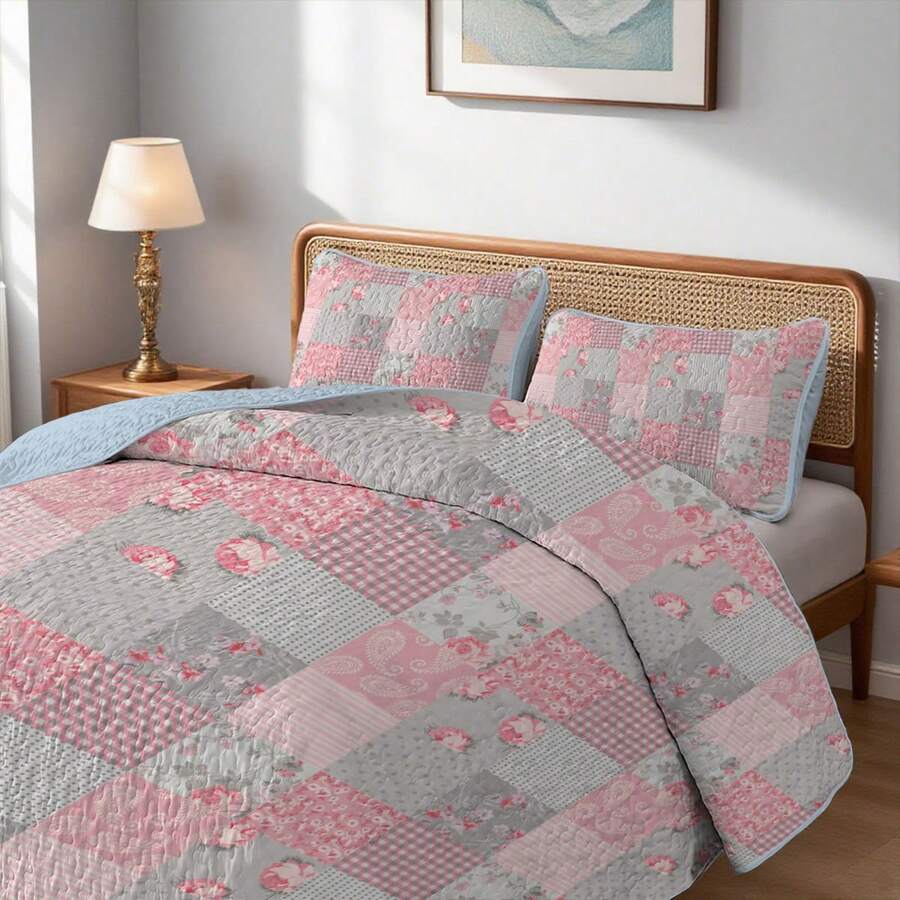 Juego de edredón de 2/3 piezas con estampado floral de patchwork cuadrado rosa (1 edredón + 1/2 fundas de almohada), 100 % microfibra, juego de colcha con estampado de rayas pequeñas y patrón combinado de varios elementos, antideslizante y lavable a máquina, juego de edredón de verano, decoración de habitación - flores rosas - Ver 1