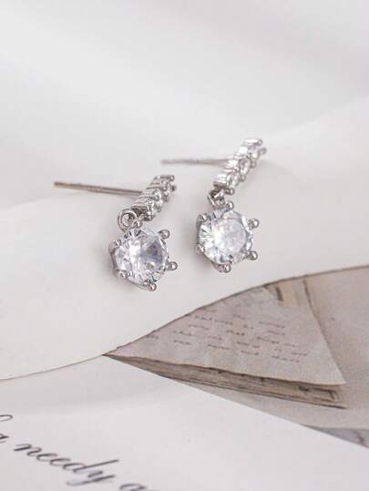 一对时尚优雅奢华的三排水钻耳钉，镶嵌立方氧化锆，适合日常佩戴、宴会、派对等场合，可作为送给家人、朋友、妻子、女友的惊喜礼物。