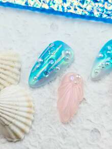 DIY夏季新款美甲：10片装多巴胺海洋元素杏仁形手工按压式美甲贴片。蓝色和粉色美甲贴片，包含3D爱心、水波纹、星星、鱼、小珍珠、小钻石等海洋元素，是春夏搭配的理想之选，也是沙滩比基尼泳装的首选。美甲用品 - 彩色 - 查看 7