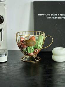 1个金属咖啡胶囊收纳架，杯形设计，黑色和金色可选，坚固的铁质结构，“COFFEE”标签装饰，非常适合咖啡角、厨房台面、家庭和咖啡馆使用 - 非常适合整理咖啡胶囊、日常冲泡必需品、派对聚会和节日聚会（圣诞节、咖啡爱好者日）