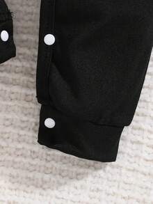 Pelele de manga larga con nombre personalizado impreso para niños y niñas pequeños, mono informal adecuado para uso al aire libre - Negro - Ver 3