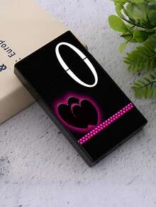 1 hộp đựng thuốc lá chữ đen, đựng được 20 điếu thuốc, phụ kiện hút thuốc chống thấm nước và chống đè bẹp, phong cách ngọt ngào và sành điệu, có 26 mẫu thiết kế, phù hợp cho cả nam và nữ, ý tưởng quà tặng tuyệt vời cho mọi mùa - màu đen - Xem 3