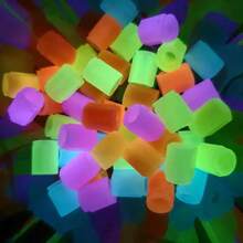 10个装夜光轮胎气门嘴帽，适用于汽车、摩托车、自行车，可在黑暗中发光 - 六角形气门嘴帽，紫外线激活发光，防腐蚀防尘，易于安装（适用于美式/低孔气门嘴） - 增强夜间能见度 - 多色 - 查看 11