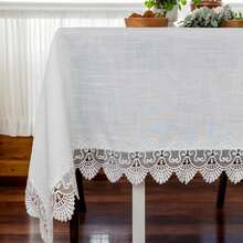 Față de masă dreptunghiulară din fibră de bambus albă, 1 buc., broderie din dantelă solubilă în apă, design elegant cu flori albe, potrivită pentru masa de bucătărie de acasă, bufet, comodă, decorarea dulapului de pantofi, petrecere de sărbători, petrecere de picnic în aer liber, cadou de aniversare a nunții pentru bărbați și femei, broderie rafinată, decorațiune festivă, material de înaltă calitate, pentru gazdele de banchet.