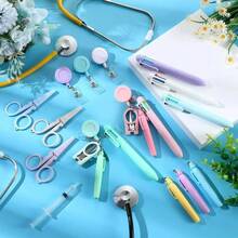 Set Alat Tulis Portabel Macron Color System untuk Dokter dan Perawat Rumah Sakit, Dilengkapi Gunting Lipat untuk Memotong Kain Kasa, Klip Lencana Resleting yang Dapat Diperpanjang, Pulpen Isi Ulang, dan Spidol Stabilo. Untuk Perlengkapan Sekolah, Kembali ke Sekolah - MultiWarna - View 3