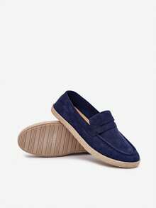 Mocassini da uomo disponibili nei colori cachi, blu, beige e blu navy