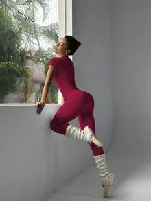 FWH 1. Bộ 2 món gồm áo croptop màu trơn dễ thương, áo khoác ôm sát co giãn cổ tròn, áo khoác thời trang ngọt ngào đa năng, áo khoác dáng suông cạp cao thanh lịch giúp kiểm soát vòng bụng, đồ tập nhảy cơ bản hàng ngày giúp kéo dài chân, nâng mông, thích hợp cho chạy bộ đường phố và yoga, mùa xuân/hè. - Đỏ - Xem 7