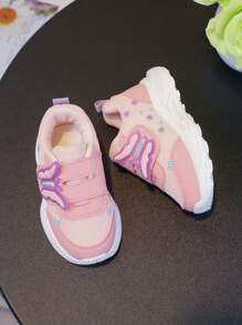 زوج من أحذية الأطفال الرضع المريحة والمتينة المزينة بالفراشات، مناسبة للبنات الصغيرات، للربيع/الخريف، مع إغلاق بالخطاف والحلقة للاستخدام الداخلي/الخارجي، عصرية وكاجوال ورياضية متعددة الاستخدامات