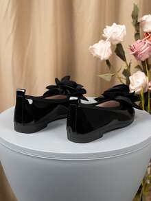 一双女童漆皮平底鞋，饰有大花朵，设计优雅，适合派对、舞台表演、郊游、日常休闲等场合，女童鞋，女童凉鞋，女童校鞋，校鞋，儿童鞋，花童鞋 - 黑色 - 查看 3