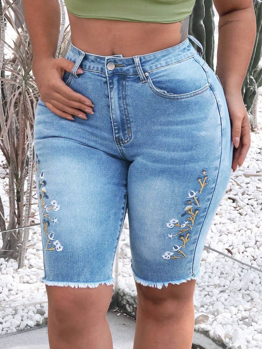 Women's Mid-Rise Stretch Skinny Jean Shorts With Beautiful Embroidery On Both Sides, Multiple Pockets And Zipper Closure For Casual And Date Wear. - 淺色水洗藍 - 查看 1