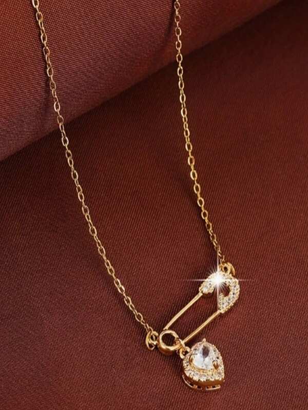 1 Stück eleganter Herz-förmiger Anstecknadel-Halskette mit Zirkonia-Initialen-Fassung, geeignet für Damen zum Tragen im Alltag und auf Partys. Kann auch als Geschenk für Familie und Freunde verwendet werden.