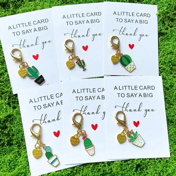 6 chaveiros de cactos e suculentas com pingente de coração e etiqueta inicial, um lindo abraço de bolso de agradecimento, cartão de agradecimento para presentear amigos, familiares, festas, feriados, casamentos, volta às aulas, formaturas, dia das mães, dia dos pais, dia da enfermeira e muito mais