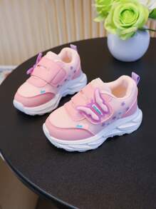 زوج من أحذية الأطفال الرضع المريحة والمتينة المزينة بالفراشات، مناسبة للبنات الصغيرات، للربيع/الخريف، مع إغلاق بالخطاف والحلقة للاستخدام الداخلي/الخارجي، عصرية وكاجوال ورياضية متعددة الاستخدامات