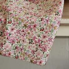 50/100/200/300*145cm 精致柔软的高品质植物棉质薄纱面料，带有优雅的花卉印花图案，适合所有季节 DIY 服装、工艺和时装设计 - 粉色 - 查看 3